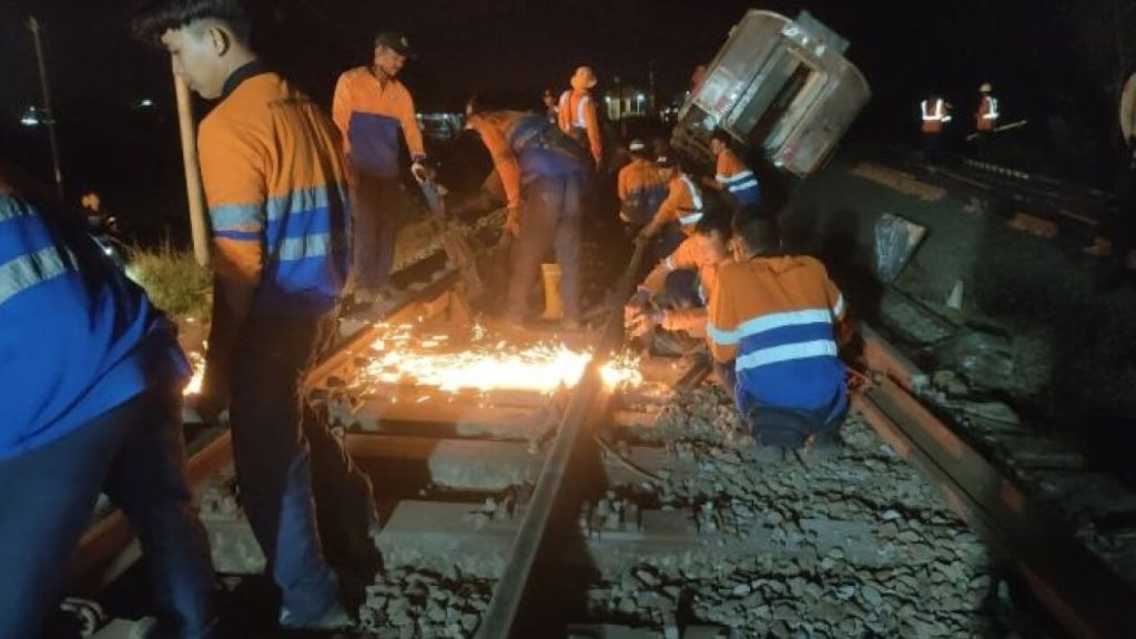 Dampak Kereta Anjlok