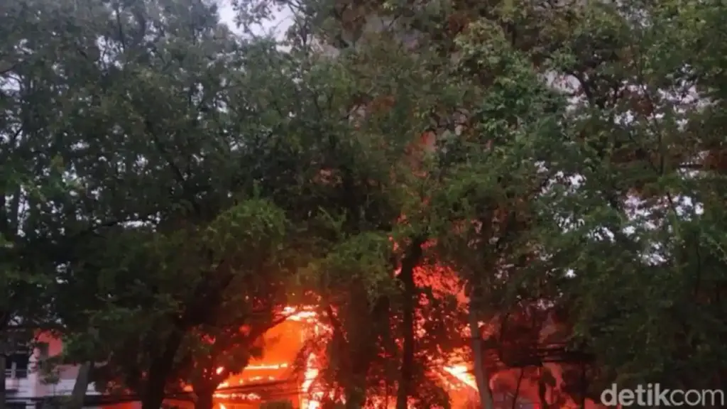 Demo Di Depan DPRD Jabar Memanas