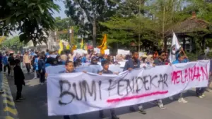 Demo di depan DPRD Kota Madiun