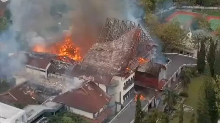 Gedung DPRD NTB Dibakar