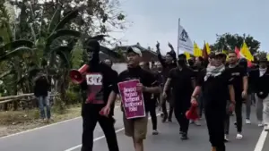 Masa mulai long march Menuju gedung DPRD Kota Madiun
