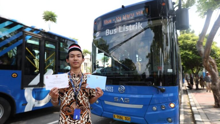 Masyarakat yang menerima undangan upacara bendera kemerdekaan
