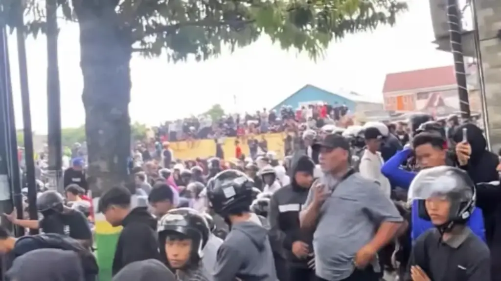 Situasi di Depan DPRD Kota Madiun