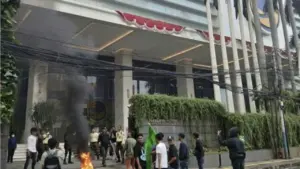 Demo di depan kantor nasdem tower