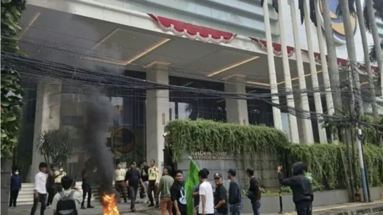 Demo di depan kantor nasdem tower