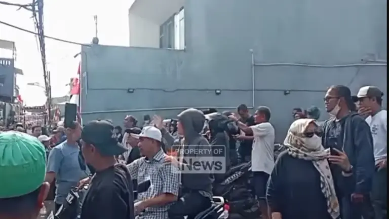 rumah sahroni di demo massa