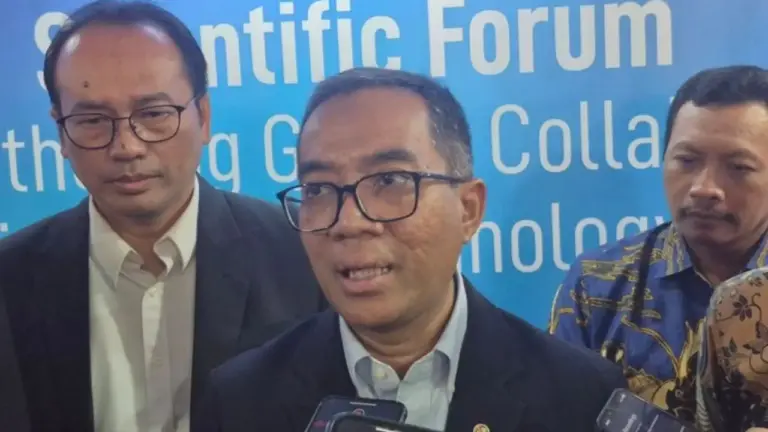 Brian Yuliarto gas air mata masuk kampus