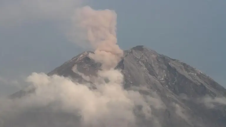 Gunung Semeru Erupsi Hari Ini