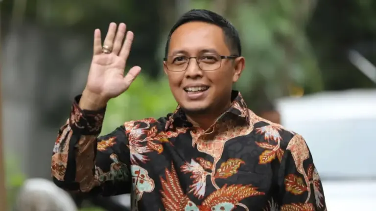 Hasan Nasbi Komisaris Pertamina