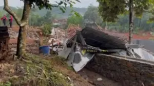 Evakuasi Korban Longsor Di Cilacap