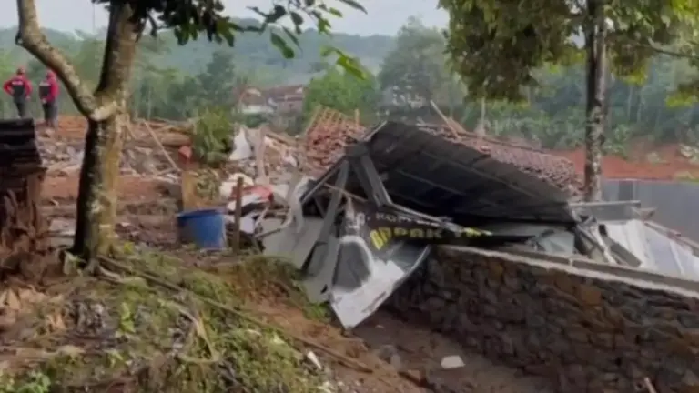 Evakuasi Korban Longsor Di Cilacap