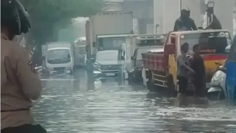 Banjir Rob di Jalan RE Martadinata