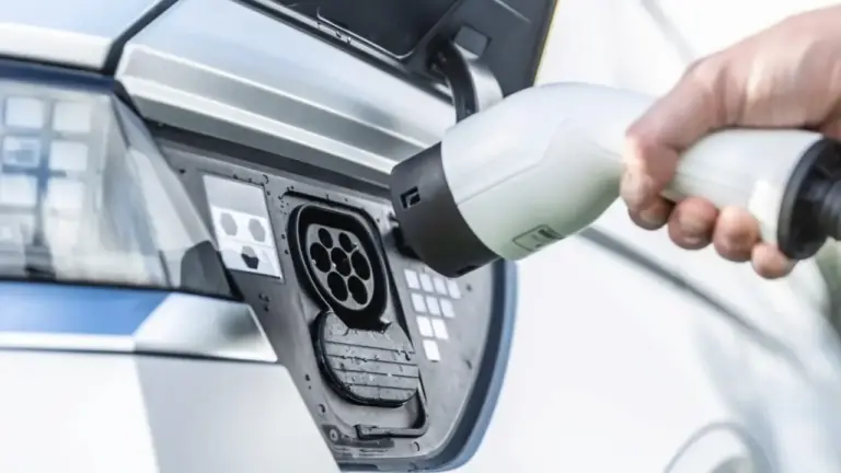 Mobil Listrik Saat Pengisian Daya