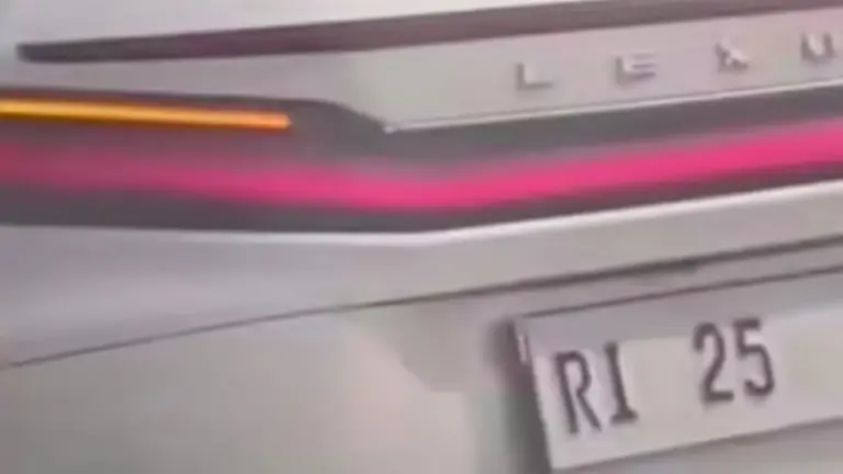 Mobil ri 25 yang Viral