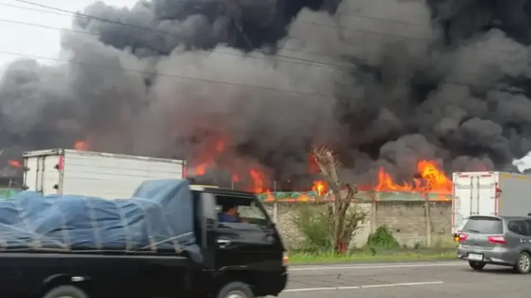 Pabrik di Cibolerang Bandung Terbakar, Asap Hitam Membumbung Hari Ini