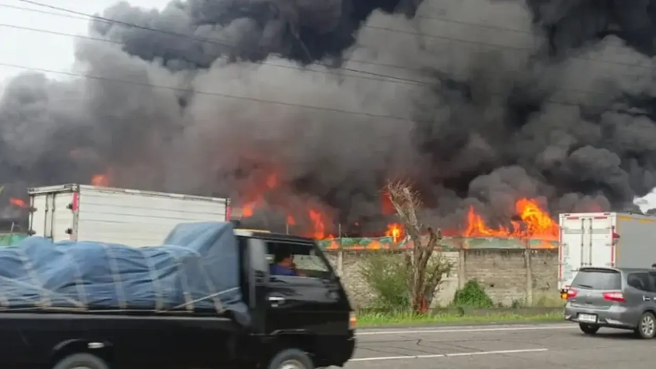 Pabrik di Cibolerang Bandung Terbakar, Asap Hitam Membumbung Hari Ini